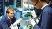 Greg (Eric Szmanda) hat in der kompetenten Mia Dickerson (Aisha Tyler) eine adäquate Nachfolgerin für seinen Posten im Labor gefunden.