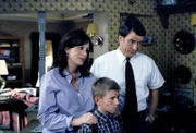 Dewey (Erik Per Sullivan, mi.), Lois (Jane Kaczmarek) und Hal (Bryan Cranston) sind äußerst verärgert, wie es in ihrer Familie zugeht.