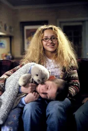 Die neue Babysitterin Jessica (Hayden Panettiere) hat zumindest Dewey (Erik Per Sullivan, liegend) fest im Griff.