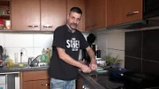 Carsten hat es nicht leicht bei der Wohnungssuche. Als ihm eine potenzielle Bleibe aufgrund seines geistig-behinderten Sohnes abgesagt wird, trifft ihn das sehr.