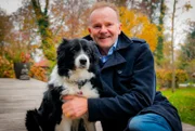 Willy Astor mit seinem Hund. Weiteres Bildmaterial finden Sie unter www.br-foto.de.
