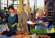 ARD ROTE ROSEN FOLGE 1162. Achim (Peter Rühring, M. mit Anja Franke, l.) ist erleichtert, dass Erika (Madeleine Lierck-Wien, r.) seinem Punktesystem für mehr Gerechtigkeit im Zusammenleben, zustimmt.