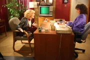 Beverly Goldberg (Wendi McLendon-Covey, l.); Edie Rob (Susie Essman, r.)