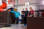 Die Jungs vom Verein FAM München bringen Tobi (2. von rechts) die Grundlagen von Parkour bei - einer coolen Sportart, die Turnelemente mit lässigen Sprüngen verbindet.