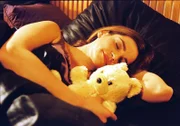 Sandra (Rebecca Immanuel) träumt, dass der neue Freund ihrer Freundin zu ihr ins Bett kommt ...