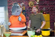 TanzTapir wartet hungrig darauf, dass Tom ihm endlich etwas zu essen macht.