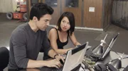 Adam (Ian Anthony Dale, l.) schickt Jessie (Christine Ko, r.) in eine gefährliche Situation, was desaströse Konsequenzen hat ...