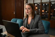 Richard nimmt Lucie (Julia Wiedemann) ihre Sorgen, zwischen Charlie und Simone zu geraten.