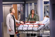l-r: Steven Weber als Dr. Dean Archer, S. Apatha Merkerson als Sharon Goodwin