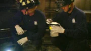 Die Feuerwehrmänner suchen nach dem Brandherd...Die Feuerwehrmänner suchen nach dem Brandherd...