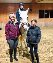 Reitlehrerin Caro und ihre Schülerin Coco nehmen Anna mit zu einer Springstunde.