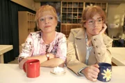 Lisa (Alexandra Neldel, r.) redet mit ihrer Mutter (Ulrike Mai, l.) über ihre Hoffnungen und Wünsche. - (Dieses Foto von Alexandra Neldel darf nur in Zusammenhang mit der Berichterstattung über die Serie "Verliebt in Berlin" veröffentlicht und verbreitet werden.)