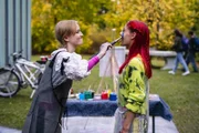 Chiara (Jamila Kara Kichakuro Weintritt, li.) und Elly (Nelly Borodina) tragen ihren Streit auf kreative Weise aus.