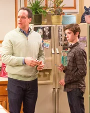 (v.li.): Diedrich Bader (Greg Otto), Daniel DiMaggio (Oliver Otto).