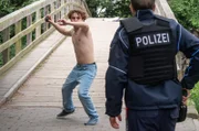 Gabriel Brandt (Levi Busch, l.) hat einen Notruf abgesetzt, weil er verfolgt wird. Als die Beamten ihn finden, bekommt er plötzlich Panik und verletzt den Beamten.