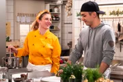 Sarah (Sophie Reiml) lobt Leon (Joel Akgün) für seine Arbeit in der Küche.