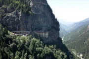 In den Bergen bei Maçka thront das historische Sumela-Kloster, das sich wie ein Adlerhorst in eine Felswand schmiegt und Zeugnis einer jahrhundertealten christlichen Tradition ist.