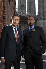 L-R: Lennie Briscoe (Jerry Orbach) und Ed Green (Jesse L. Martin)
