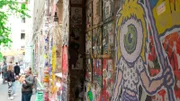 Berlin einmal ganz anders entdecken. Ein Stadtspaziergang durch die schönsten Hinterhöfe der Stadt – von den Hackeschen Höfen in Mitte bis zum gemütlichen Hinterhof-Restaurant in Zehlendorf. Viele Entdeckungen und Tipps für einen Wochenendausflug. - Bunte Berliner Hinterhöfe.