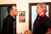 Mike (Harry Blank, links) ist wütend und stellt Paul (Dániel Rákász, rechts) zur Rede.