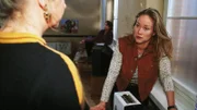 Dagmar (Kristiane Kupfer, r.) benutzt Ilse (Christiane Reiff) als unwissende Drogenkurierin.
