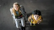 Pippa und Jet schauen sich in der Fabrikhalle nach Fledermäusen um.