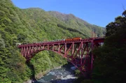Die Kurobe Gorge Railway führt entlang einer der tiefsten Schluchten Japans. Ursprünglich wurde die Bahn zum Bau eines Staudamms angelegt.