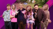 Sechs Singles (alle gespielt von Torge Oelrich) ziehen ins "Camp of Love", um ihre Beziehungsfähigkeit auf die Probe zu stellen. Von links: Sören (kurze, braune Haare, kariertes Hemd), Susi (lange, blonde Haare, pinkfarbenes Shirt), Malte (kurze blonde Haare, schwarzes Hemd), Lisa (lange, rote Haare, pink-gemustertes Top), Harald (braune Haare zum Zopf, braune Bomberjacke), Susanne (blonde Bob-Frisur, transparentes Kleid)