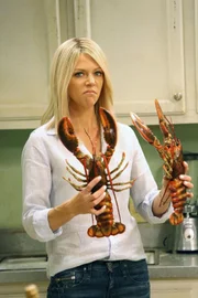 Dee Reynolds (Kaitlin Olson)