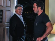 Steve (Alex O'Loughlin, r.) setzt einen alten Bekannten, der als Privatdetektiv (Treat Williams, l.) arbeitet, auf seine Mutter an, da er wissen will, was sie heimlich plant ...