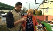 Trödelexperte Sükrü breietet mit Sonja den Flohmarkt vor.