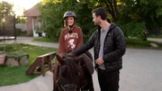 Für Elisabeth liegt das Glück tatsächlich auf dem Rücken der Pferde - selbst Moderator Simon strahlt sofort.