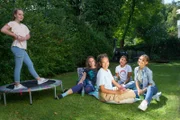 Die TanzAlarm-Kids verbringen mit ihrer Freundin Sukini im Garten einen entspannten Nachmittag.