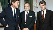 FBI-Chef J. Edgar Hoover (Mitte), hier mit US-Präsident John F. Kennedy (links) und dessen Bruder, Justizminister Robert F. Kennedy, hatte großen Einfluss in Washington. Jahrelang versuchte er mit illegalen Methoden, Martin Luther King als politische Größe zu Fall zu bringen