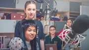 Massuda (Tisa Pharischad Khumyim, mit Julie Marienfeld) startet einen neunen Podcast: #nofilter.