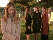 Nach dem Tod ihrer Mutter ist Buffy (Sarah Michele Gellar, l.) wie erstarrt. Dawn (Michelle Trachtenberg, 2.v.l.), Willow (Alyson Hannigan, 2.v.r.) und Tara (Amber Benson, r.) haben keine Chance, der erschütterten Buffy zu helfen.