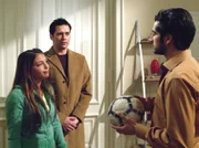 Arzu Ritter (Arzu Bazman) beichtet ihrem Cousin Sinan Fatmir (Özgür Özata, re.), dass sie und Philipp Brentano (Thomas Koch, mi.) in "Wilder Ehe" zusammenleben.