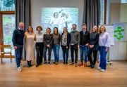Lisa Gadenstätter (5.v.l.) zu Gast im "Labor des schönen Scheiterns". Hier lernt man im Zuge eines Workshops auf spielerische Art mit dem Thema Scheitern umzugehen.