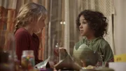 Saïd und Anna reparieren die Vase auf ihre Weise.