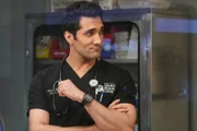 Dominic Rains als Dr. Crockett Marcel
