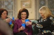 Gemeinsam mit Babette (Sally Struthers, r.) und Miss Patty (Liz Torres, l.) feiert Emily (Kelly Bishop, M.) ihren Junggesellinnenabschied. Lorelai ist erstaunt wie viel Spaß ihre Mutter an ihrem letzten Abend in Freiheit vor der Erneuerung des Ehegelübdes hat ...