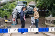 Tamara Meurer (Anja Pahl) und Samir Amari (Skandar Amini) kommen an dem Tatort an, wo der Beamte verletzt wurde. Von Gabriel, der den Notruf abgesetzt hat, fehlt jede Spur. (Komparsen im Bild)