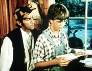 Jim Bob Walton (David W. Harper, r.) und sein Freund Yancy Tucker (Robert Donner, l.) haben ein Verfahren entwickelt, aus Alkohol Treibstoff zu gewinnen. Sie können kaum erwarten, was die Behörden auf ihren Genehmigungsantrag antworten werden.
