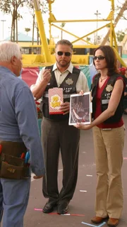 Gil Grissom (William Petersen, M.) und Sara (Jorja Fox) ermitteln nach einem Achterbahnunglück in einem Vergnügungspark. Warum mussten sechs Menschen sterben? Handelt es sich um ein tragisches Unglück oder mörderische Sabotage?