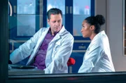 Dr. Philipp Brentanos (Thomas Koch) Verdacht bestätigt sich im CT. Er und Dr. Lucia Böhm (Vanessa Rottenburg) müssen Jonas Heilmann schnellstens operieren.