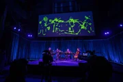 Der Künstler Trevor Paglen demonstriert in seinem Projekt mit Kameras, die auf das Publikum und das Cronos Quartett gerichtet sind, wie leistungsfähig die Technologie der Gesichtserkennung geworden ist.