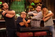 v.li.: Mac (Rob McElhenney), Frank Reynolds (Danny DeVito), Charlie Kelly (Charlie Day), Dee Reynolds (Kaitlin Olson)
