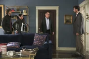Granger (Miguel Ferrer, 2.v.r.), Kensi (Daniela Ruah, 2.v.l.) und Deeks (Eric Christian Olsen, l.) kümmern sich um Jack Simon (Matthew Del Negro, r.), der Personenschutz benötigt ...