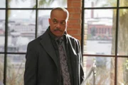 Während das NCIS-Team in einem Fall von einer Fahrerflucht mit einem Toten ermittelt, wird Vances (Rocky Carroll) Tochter wegen Ladendiebstahls verhaftet ...