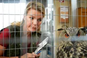 Eva (Mirja Boes) erzählt der Eule Klaus von den nervigen Helicopter-Muttis.